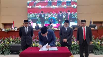 Walikota Tangsel dan petinggi DPRD saat penandatanganan empat Raperda usulan Pemkot Tangsel.