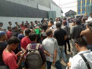 Tuntut Diperkerjakan, Warga Bitung Demo PT Aetra