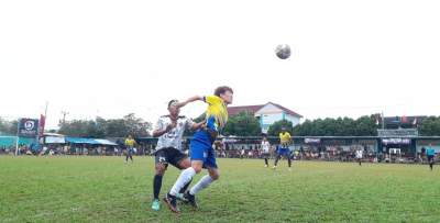 Play maker Forkabi Tangsel, Shin Hyun Joon duel bola udara dengan stoper Aseng, Betet. Laga berakhir 3-1 bagi kemenangan Aseng.