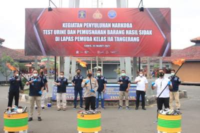  pemusnahan barang-barang terlarang yang disertai dengan kegiatan penyuluhan narkoba dan tes urin