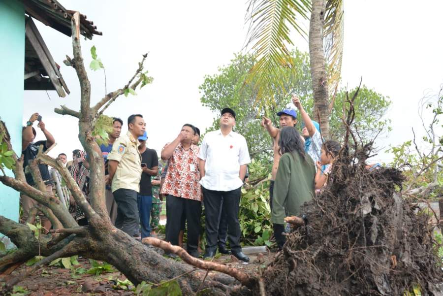 Bupati Tangerang Zaki saat meninjau bencana angin puting beliung di Kecamatan Mauk, Kamis (13/12/2019).