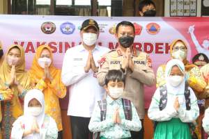 Zaki Dampingi Kapolda Banten Pantau Vaksinasi di Madrasah Ibtidaiyah