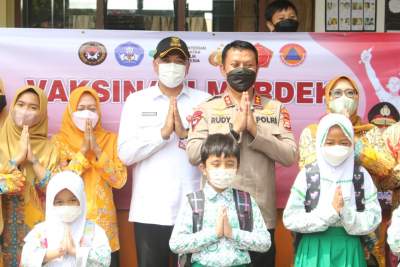 Zaki Dampingi Kapolda Banten Pantau  Vaksinasi di Madrasah Ibtidaiyah