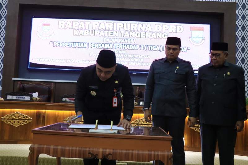 Bupati dan DPRD Tandatangani Persetujuan 3 Raperda