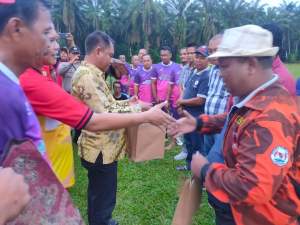 Bupati Serdang Bedagai, Darma Wijaya menyerahkan  bingkisan kepada pemain sepakbola.