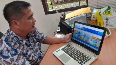 Kabid Sosial Budaya, Sapto Pratolo menunjukan aplikasi Simponie di DPMPTSP Tangsel.