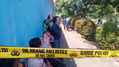 Sejumlah Polisi berjaga-jaga di lokasi makam TPBU Tanjung Priang, lokasi pemakaman OR yang di perkosa 7 pemuda.