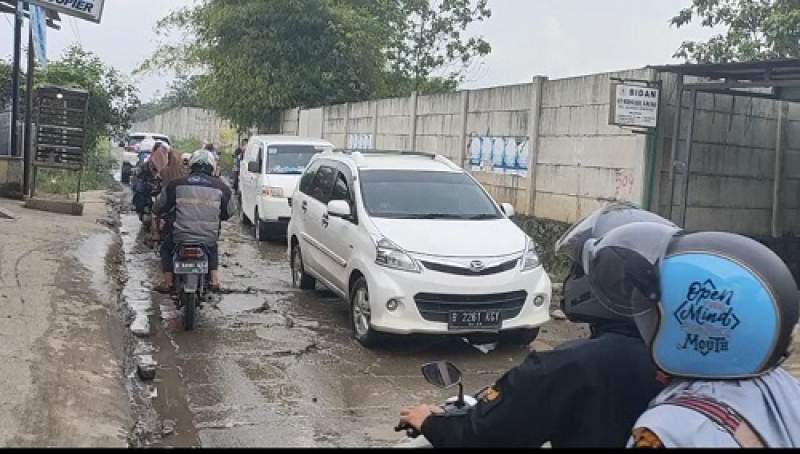 Jalan Rusak di Dekat Kantor Kecamatan Sindang Jaya Perlu Diperbaiki
