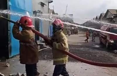 Si Jago Merah Hanguskan Pabrik Plastik di Kosambi