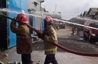 Si Jago Merah Hanguskan Pabrik Plastik di Kosambi