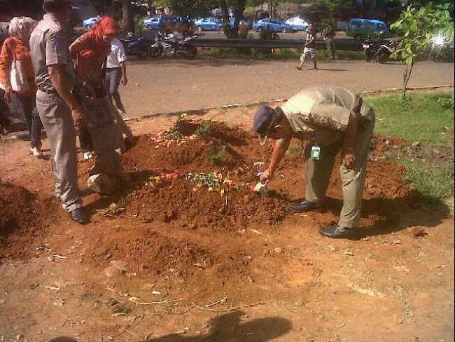 Satpol PP Kota Serang, Bongkar Kuburan Bohongan