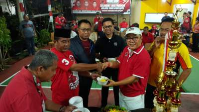 Wakil Ketua DPRD Tangsel Iwan Rahayu didampingi Ketua DPC PDIP Tangsel Wanto Sugito, dan Anggota Komisi Xl DPR RI Marinus Gea, terima potongan tumpeng dari panitia sebagai tanda dimulainya turnamen WIM Cup 2023 di lapangan Badminton RW 23 Perumahan Vila Dago Pamulang.