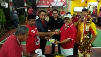 Wakil Ketua DPRD Tangsel Iwan Rahayu didampingi Ketua DPC PDIP Tangsel Wanto Sugito, dan Anggota Komisi Xl DPR RI Marinus Gea, terima potongan tumpeng dari panitia sebagai tanda dimulainya turnamen WIM Cup 2023 di lapangan Badminton RW 23 Perumahan Vila Dago Pamulang.