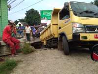 Dilintasi Truk Material, Jembatan Utama Pamulang Raya Ambruk