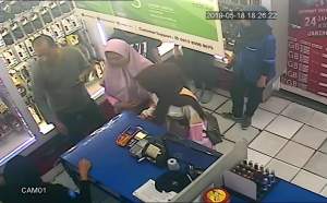 Puluhan Handphone Raib, Pelaku Penipuan di Toko Seluler Terekam CCTV