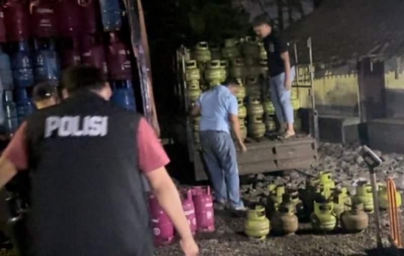 polisi menangkap para pelaku oplos gas.
