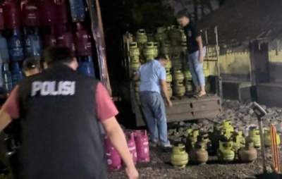 polisi menangkap para pelaku oplos gas.