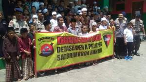 Bakti sosial yang dilakukan Brimob Polda Banten di Ponpes Tahfidz Ibnu Abbas