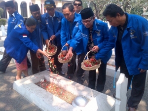 Ketua DPC saat tabur bunga