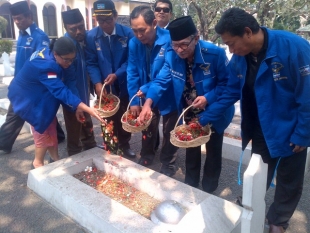 Ketua DPC saat tabur bunga