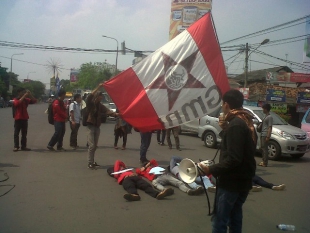 Puluhan Mahasiswa Lakukan Aksi Di Bunderan Ciceri