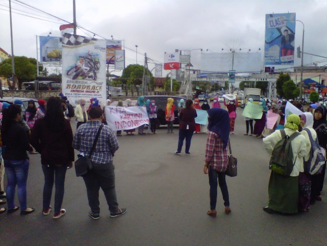 Belasan Mahasiswi Teriakan Gerakan Sadar Emansipasi Wanita