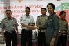 Wiwiek D Santoso menyerahkan plakat kepada Manager Operasional ASDP, Nana Sutisna