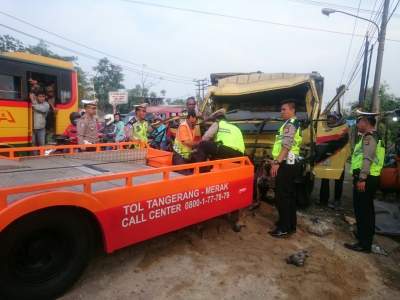 Truk vs Truk, Sopir Tewas Terjepit