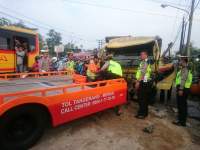 Truk vs Truk, Sopir Tewas Terjepit