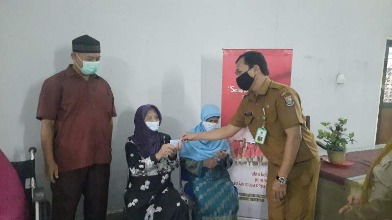 Petugas Disdukcapil Berikan Pelayanan Pembuatan KTP Bagi Lansia