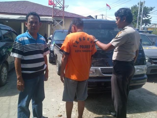 Dari kiri, Suyatno menggunakan kaos bergaris-garis