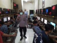 Polsek Balaraja Bubarkan Kerumunan Warga di Warnet Secara Humanis