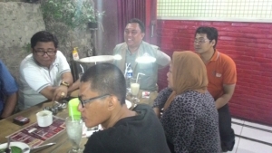 Rapat persiapan pelantikan IPSI Banten di salah satu rumah makan Kota Serang (25/10).