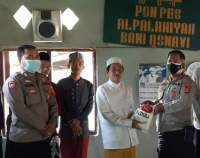 Sambang Pesantren, Kapolsek Mauk Berikan Beras Merah Putih