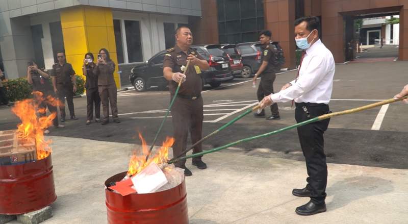 Kejari Kab Tangerang Musnahkan Barbuk 5 Kg Sabu dan Senjata Api