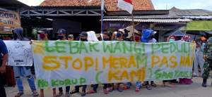 Forkompimcam Sepatan Timur Tampung Aspirasi Pendemo Di Kantor Desa Lebak Wangi