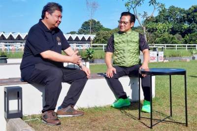 Ketum Partai Golkar, Airlangga Hartarto; bersama Ketum PKB, Muhaimin Iskandar, saat bertemu di Istora Senayan, Jakarta, Jumat (10/2/2023).