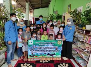Mahasiswa UNPAM Ajak Anak-anak di Teras Taman Baca Pondok Aren Peduli Terhadap Lingkungan