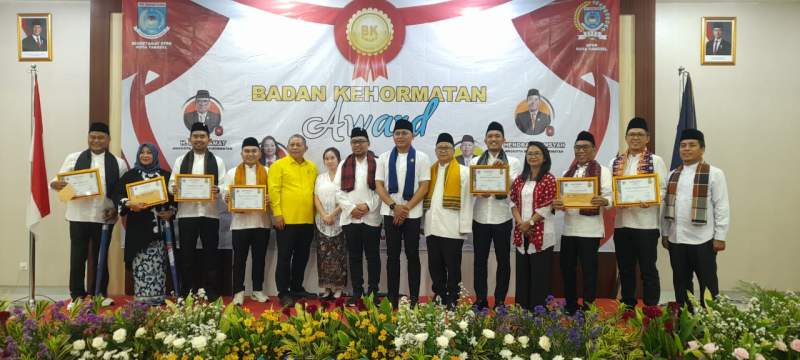 Petinggi DPRD Tangsel dan jajaran Badan Kehormatan fose bersama kepada masing - masing dewan penerima penghargaan BK Award 2025.