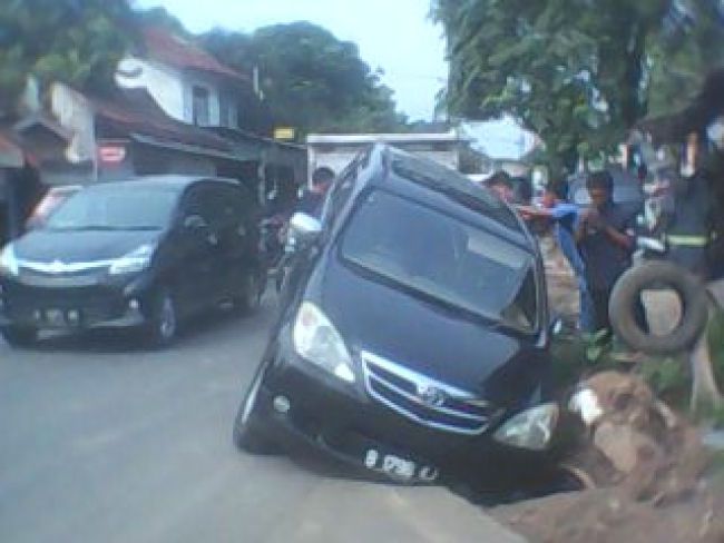 Avanza Kejeblos Lubang Bekas Galian