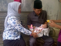 Tampak Lurah Pisangan Sodikin memangku Bayi Tanpa Anus, Sodikin Siap Bantu Biaya Rumah Sakit