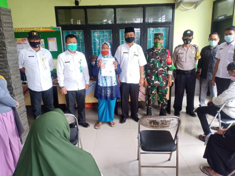 Hindari Kerumunan, Penerima BST di Desa Kayu Bongkok Dibuat Bertahap
