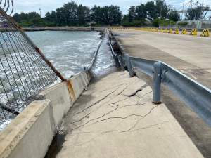 Kondisi talud jalan Dermaga VII Pelabuhan Merak, Kota Cilegon ambrol dihantam ombak, Senin (7/2/2022).