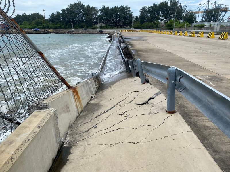 Kondisi talud jalan Dermaga VII Pelabuhan Merak, Kota Cilegon ambrol dihantam ombak, Senin (7/2/2022).