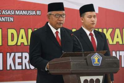 Kepala Kantor Wilayah Kementerian Hukum dan HAM Banten, Tejo Harwanto melantik dan mengambil sumpah Notaris pengganti di Wilayah Kerja Provinsi Banten, Senin (22/05/2023). Notaris yang dilantik dan diambil sumpahnya merupakan satu orang di Wilayah Kabupaten Serang, satu orang di Kota Tangerang Selatan, satu orang di Kota Tangerang, dua orang di Kota Cilegon dan tiga orang di Notaris Wilayah Kabupaten Tangerang. Memberikan arahannya kepada para Notaris pengganti, Kepala Kantor Wilayah Kementerian Hukum dan HAM Banten, Tejo Harwanto, menyampaikan jika Sumpah dan pelantikan ini merupakan amanat dari Undang-Undang tentang Jabatan Notaris, sehingga turut wajib diberlakukan bagi Notaris termasuk Notaris Pengganti sebelum menjalankan jabatannya. “Pengambilan sumpah bukan sekedar acara seremonial belaka, namun ada lafal sumpah yang diucapkan. Sumpah tersebut merupakan janji kepada Tuhan Yang Maha Esa yang harus dipenuhi oleh saudara terkait pelaksanaan tugas”, ujarnya. Sambungnya, Baik Notaris maupun Notaris Pengganti dalam menjalankan tugas dan jabatannya sangat penting untuk melaksanakan prinsip kehati-hatian dalam proses pembuatan akta autentik. “Laksanakan prinsip kehati-hatian dalam proses pembuatan akta autentik mengingat seringnya terjadi permasalahan hukum terhadap akta autentik yang dibuat notaris karena terdapat pihak-pihak yang melakukan kejahatan seperti memberikan surat palsu dan keterangan palsu ke dalam akta yang dibuat notaris”, pesan Tejo Harwanto. Terselenggara di Aula Lantai III Kanwil Kemenkumham Banten, kegiatan turut dihadiri Kepala Divisi Pelayanan Hukum dan HAM, Meidy Firmansyah.