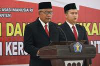 Kepala Kantor Wilayah Kementerian Hukum dan HAM Banten, Tejo Harwanto melantik dan mengambil sumpah Notaris pengganti di Wilayah Kerja Provinsi Banten, Senin (22/05/2023).  Notaris yang dilantik dan diambil sumpahnya merupakan satu orang di Wilayah Kabupaten Serang, satu orang di Kota Tangerang Selatan, satu orang di Kota Tangerang, dua orang di Kota Cilegon dan tiga orang di Notaris Wilayah Kabupaten Tangerang.  Memberikan arahannya kepada para Notaris pengganti, Kepala Kantor Wilayah Kementerian Hukum dan HAM Banten, Tejo Harwanto, menyampaikan jika Sumpah dan pelantikan ini merupakan amanat dari Undang-Undang tentang Jabatan Notaris, sehingga turut wajib diberlakukan bagi Notaris termasuk Notaris Pengganti sebelum menjalankan jabatannya.  &ldquo;Pengambilan sumpah bukan sekedar acara seremonial belaka, namun ada lafal sumpah yang diucapkan. Sumpah tersebut merupakan janji kepada Tuhan Yang Maha Esa yang harus dipenuhi oleh saudara terkait pelaksanaan tugas&rdquo;, ujarnya.  Sambungnya, Baik Notaris maupun Notaris Pengganti dalam menjalankan tugas dan jabatannya sangat penting untuk melaksanakan prinsip kehati-hatian dalam proses pembuatan akta autentik.  &ldquo;Laksanakan prinsip kehati-hatian dalam proses pembuatan akta autentik mengingat seringnya terjadi permasalahan hukum terhadap akta autentik yang dibuat notaris karena terdapat pihak-pihak yang melakukan kejahatan seperti memberikan surat palsu dan keterangan palsu ke dalam akta yang dibuat notaris&rdquo;, pesan Tejo Harwanto.  Terselenggara di Aula Lantai III Kanwil Kemenkumham Banten, kegiatan turut dihadiri Kepala Divisi Pelayanan Hukum dan HAM, Meidy Firmansyah.