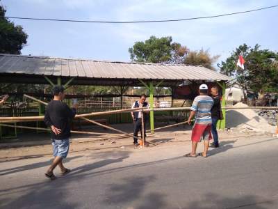 Warga Bongkar Patok Pembatas Tanah Pengembang