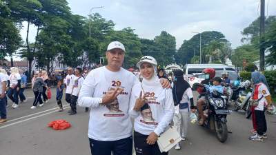 Budi Rustandi meriahkan jalan sehat.