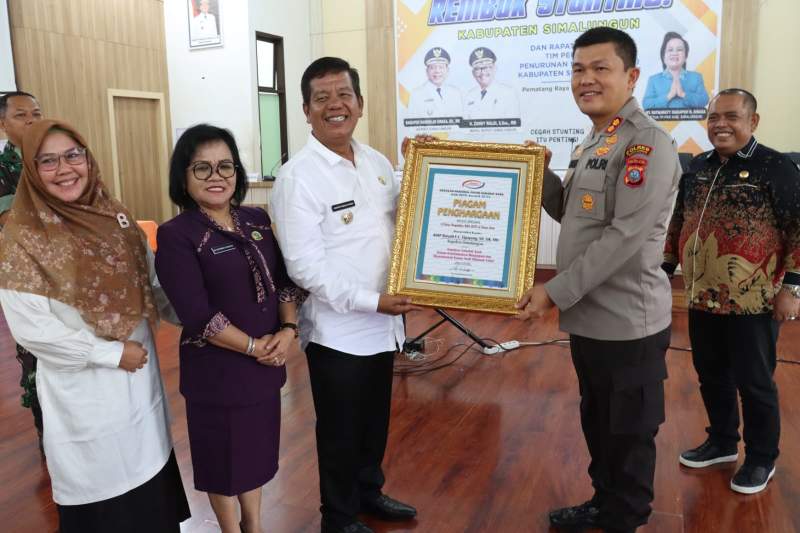 Kapolres Simalungun, AKBP Ronald FC Sipayung terima penghargaan.