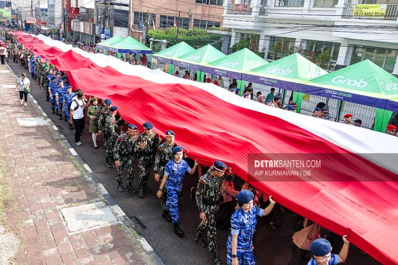 Seluruh elemen masyarakat mengarak bendera merah putih dari Jl. Ir Juanda hingga Jalan Siliwangi Kota Bogor pada Minggu (13/8/2023). (Detakbanten/Aip Kurniawan)